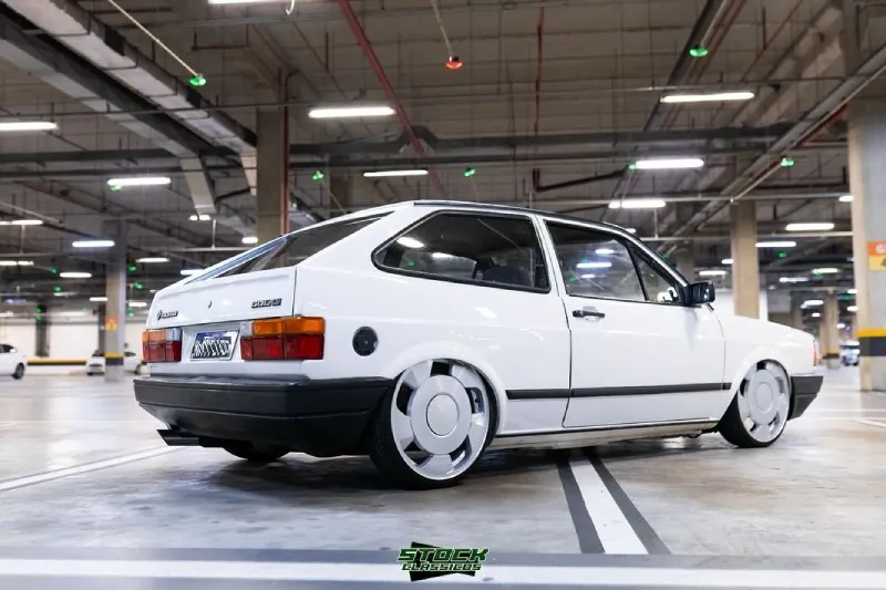 Gol quadrado rebaixado — 3/4 traseira Gol quadrado branco rebaixado — vista 3/4 traseira no estacionamento