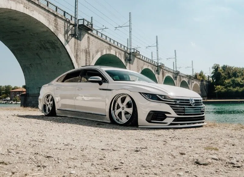VW Arteon R-Line branco rebaixado com suspensão a ar
