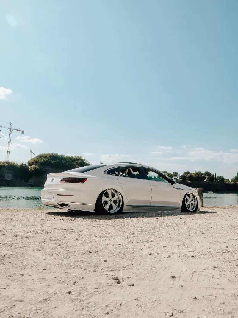 VW Arteon branco rebaixado VW Arteon branco rebaixado com rodas grandes e ajuste milimétrico na altura