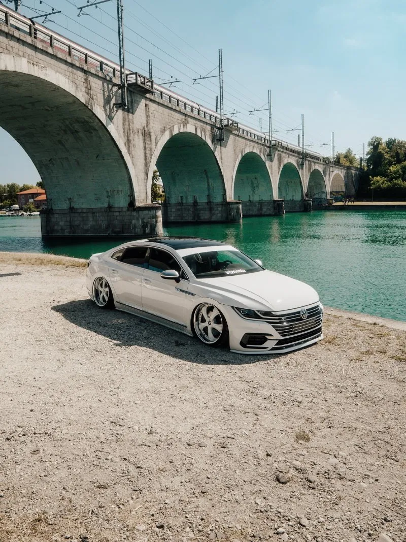 VW Arteon R-Line rebaixado branco VW Arteon R-Line branco rebaixado com suspensão a ar à beira do rio