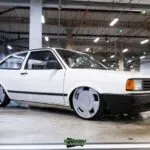 VW Gol quadrado 1988 branco rebaixado com rodas Orbital aro 18 e suspensão a ar
