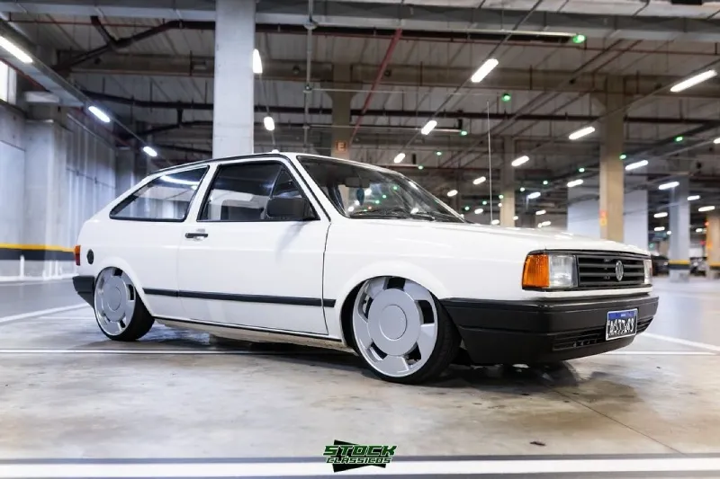 Gol CL 1988 rebaixado — vista lateral VW Gol CL 1988 branco rebaixado visto lateral — rodas Orbital 18