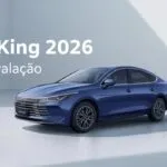 BYD King GS 2026 azul visto de três quartos em estúdio — capa da avaliação