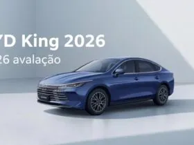 BYD King GS 2026 azul visto de três quartos em estúdio — capa da avaliação
