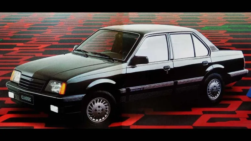 Chevrolet Monza Classic SE vinho, ícone entre os sedãs médios dos anos 80