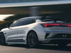 Zeekr 001 FR azul visto de três quartos — capa da avaliação em vídeo