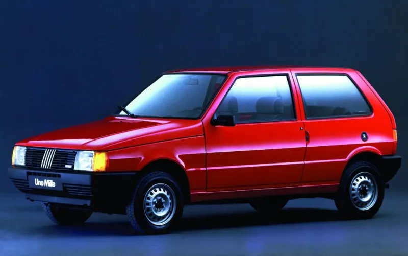 Fiat Uno Mille branco, o carro popular que redefiniu economia e praticidade