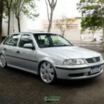 VW Gol G3 prata rebaixado com suspensão preparada e rodas Evidence aro 18