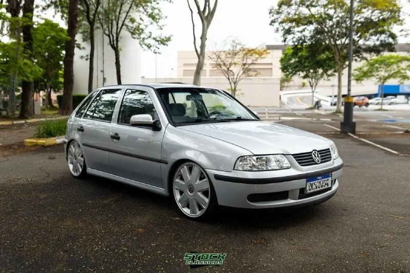 VW Gol G3 prata rebaixado com suspensão preparada e rodas Evidence aro 18