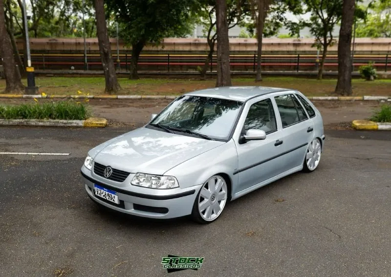 VW Gol geração 3 rebaixado prata — vista superior em ângulo