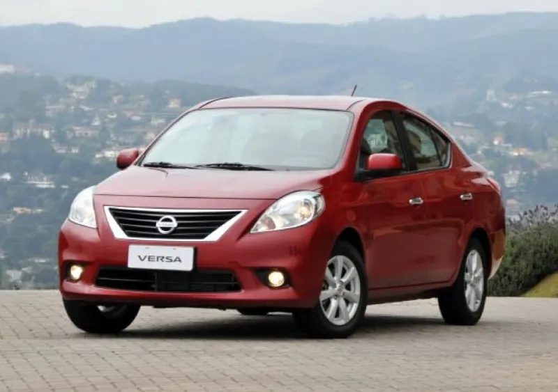 Nissan Versa primeira geração azul, com espaço traseiro destacado