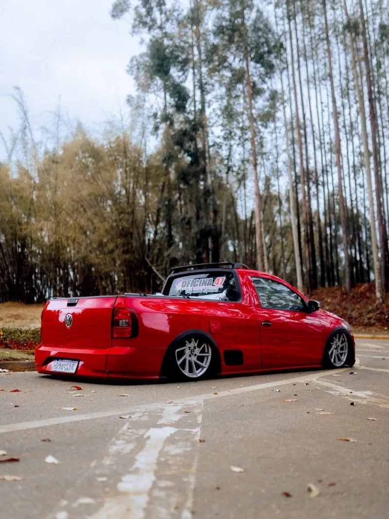 Saveiro G7 rebaixada — traseira 3/4 VW Saveiro G7 vermelha rebaixada — traseira 3/4 com lanternas escurecidas