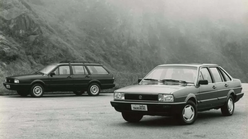 Volkswagen Santana GLS azul-escuro, sedã de status e espaço generoso
