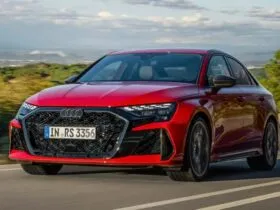 Audi RS 3 Sedan Track 2026 verde visto de frente e lateral em pista, sedã esportivo 2.5 TFSI de 400 cv com tração quattro