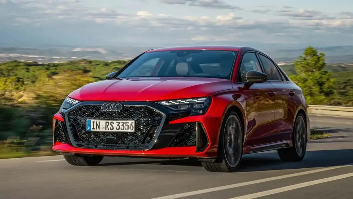 Audi RS 3 Sedan Track 2026 verde visto de frente e lateral em pista, sedã esportivo 2.5 TFSI de 400 cv com tração quattro