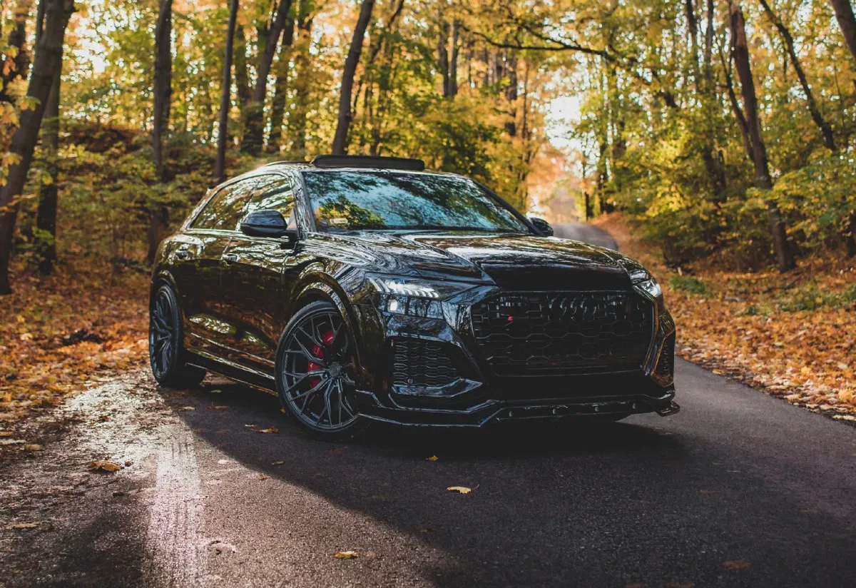 Audi RS Q8 rebaixado preto