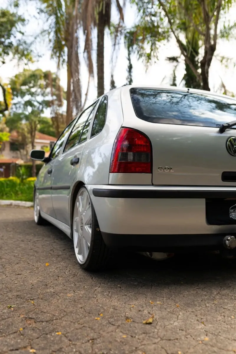 Gol G3 2001 prata rebaixado com capô aberto e rodas Evidence aro 18