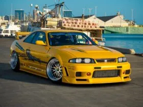 Nissan Skyline R33 rebaixada amarela