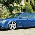VW Golf Sportline azul rebaixado na suspensão a ar com rodas aro 20