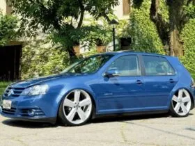 VW Golf Sportline azul rebaixado na suspensão a ar com rodas aro 20