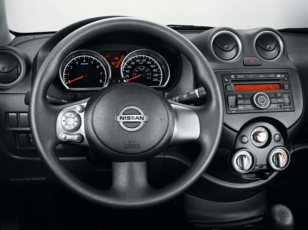 Interior do Nissan Versa antigo Painel do Nissan Versa antigo