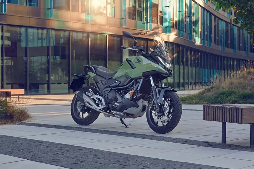 Honda NC 750X 2025 verde estacionada em ambiente urbano