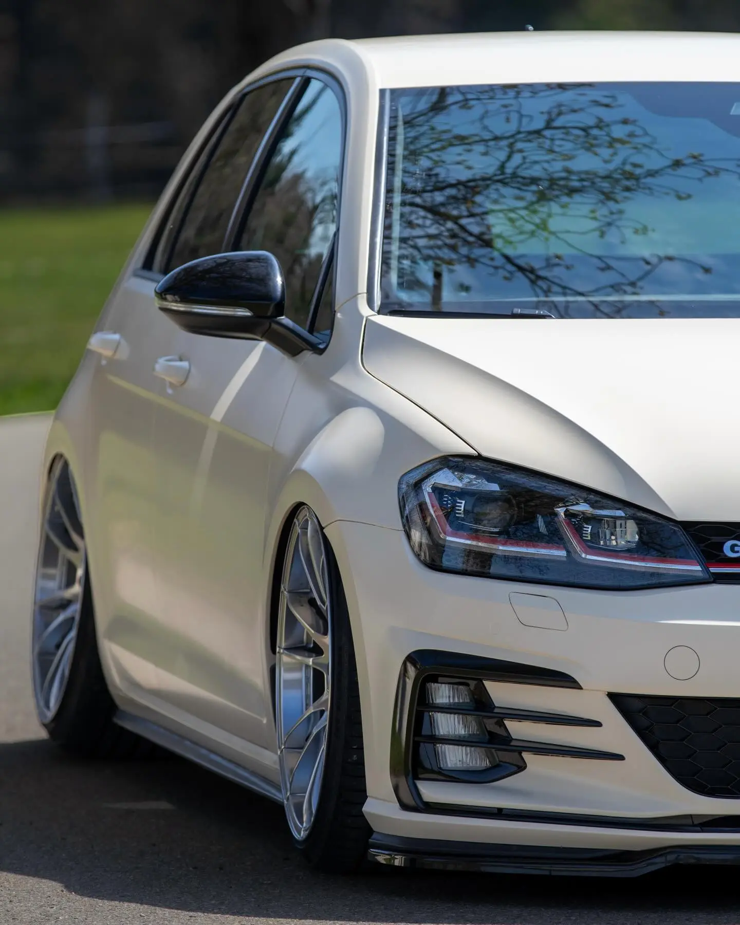 Detalhe de Golf GTI MK7 branco rebaixado com roda esportiva