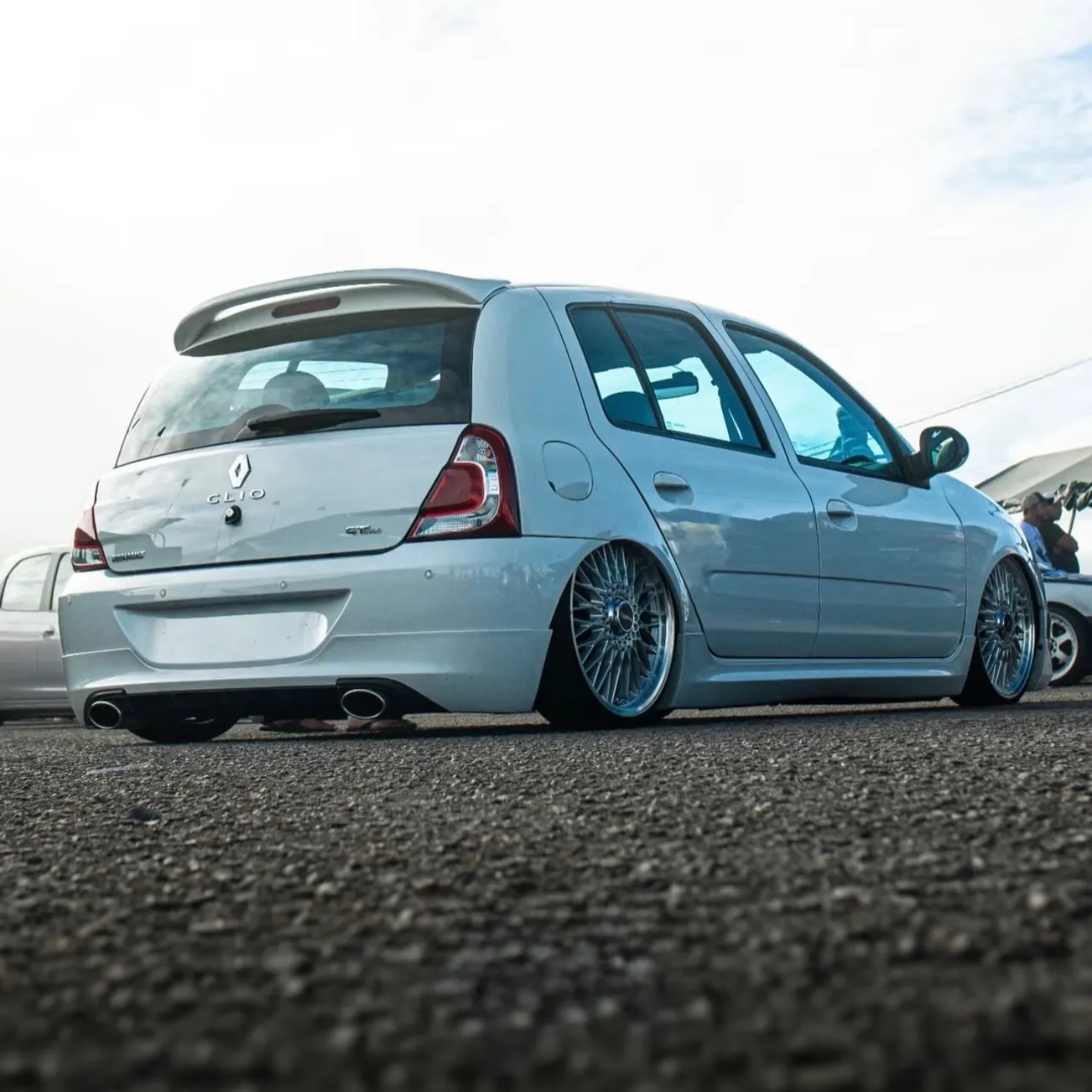Renault Clio branco rebaixado com rodas esportivas