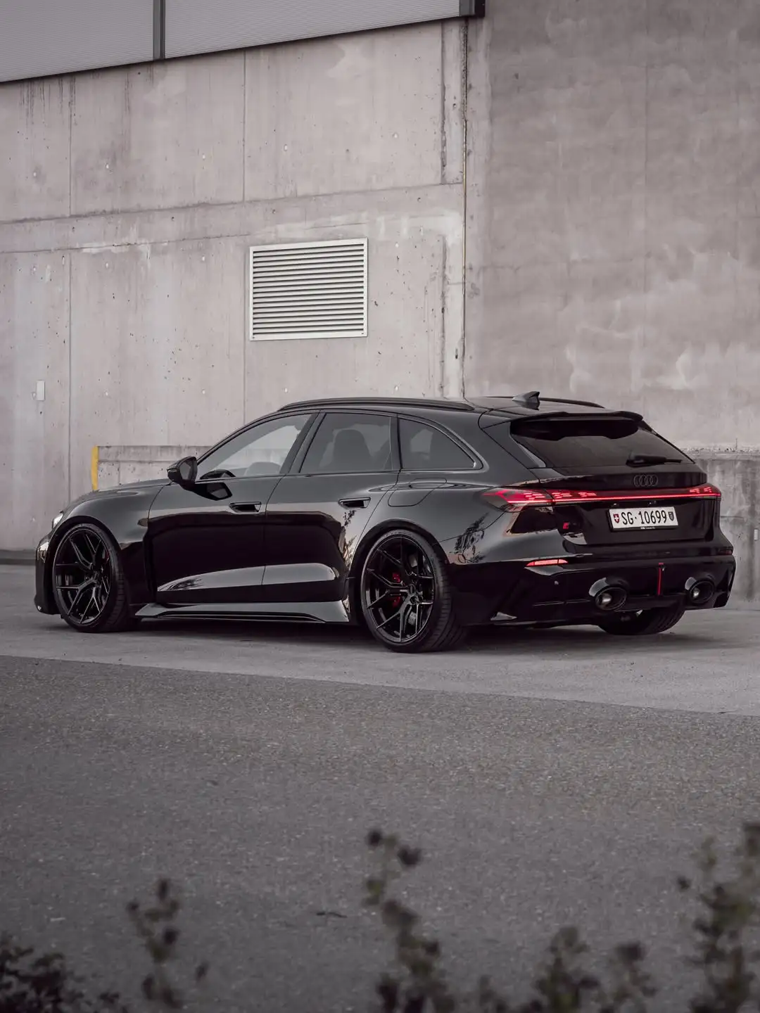 Audi RS5 Avant rebaixado preto com rodas Vossen visto pela traseira
